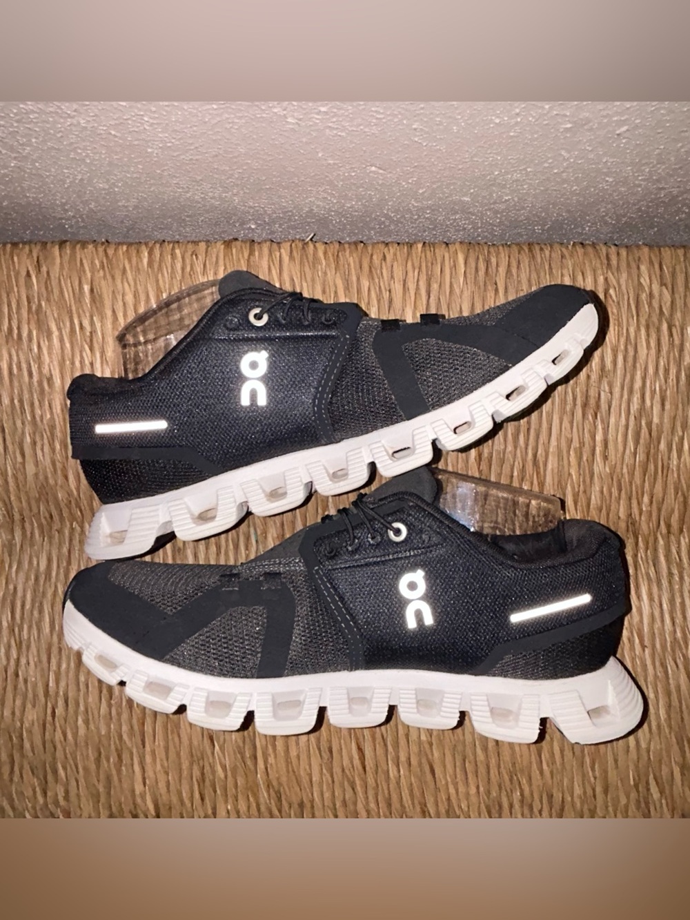 On Cloud 5 Women’s Black & white Athletic Running Shoes - Picture 5 of 8